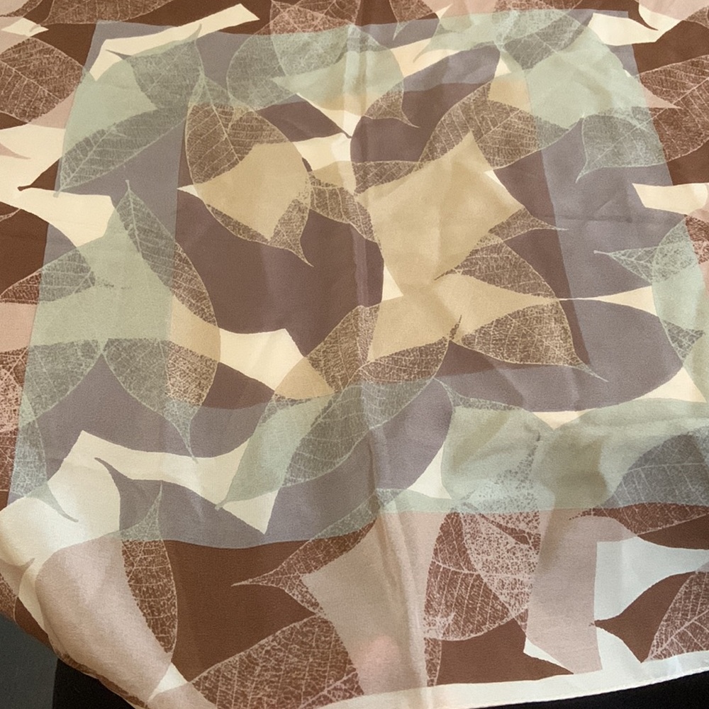 AK Anne Klein vintage scarf beautiful leaves pattern